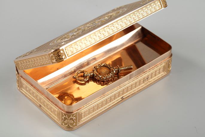 An gold musical snuff box | MasterArt